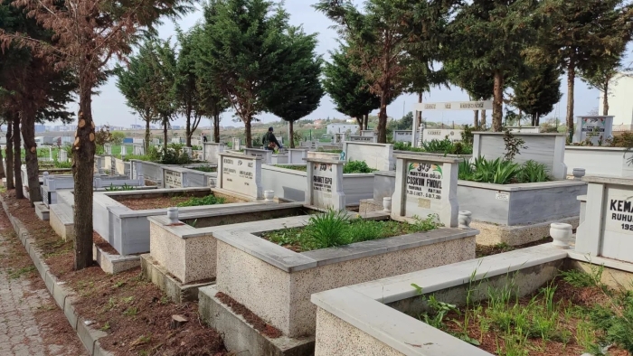 MEZARLIKLARDA BAYRAM ÖNCESİ TEMİZLİK VE BAKIM